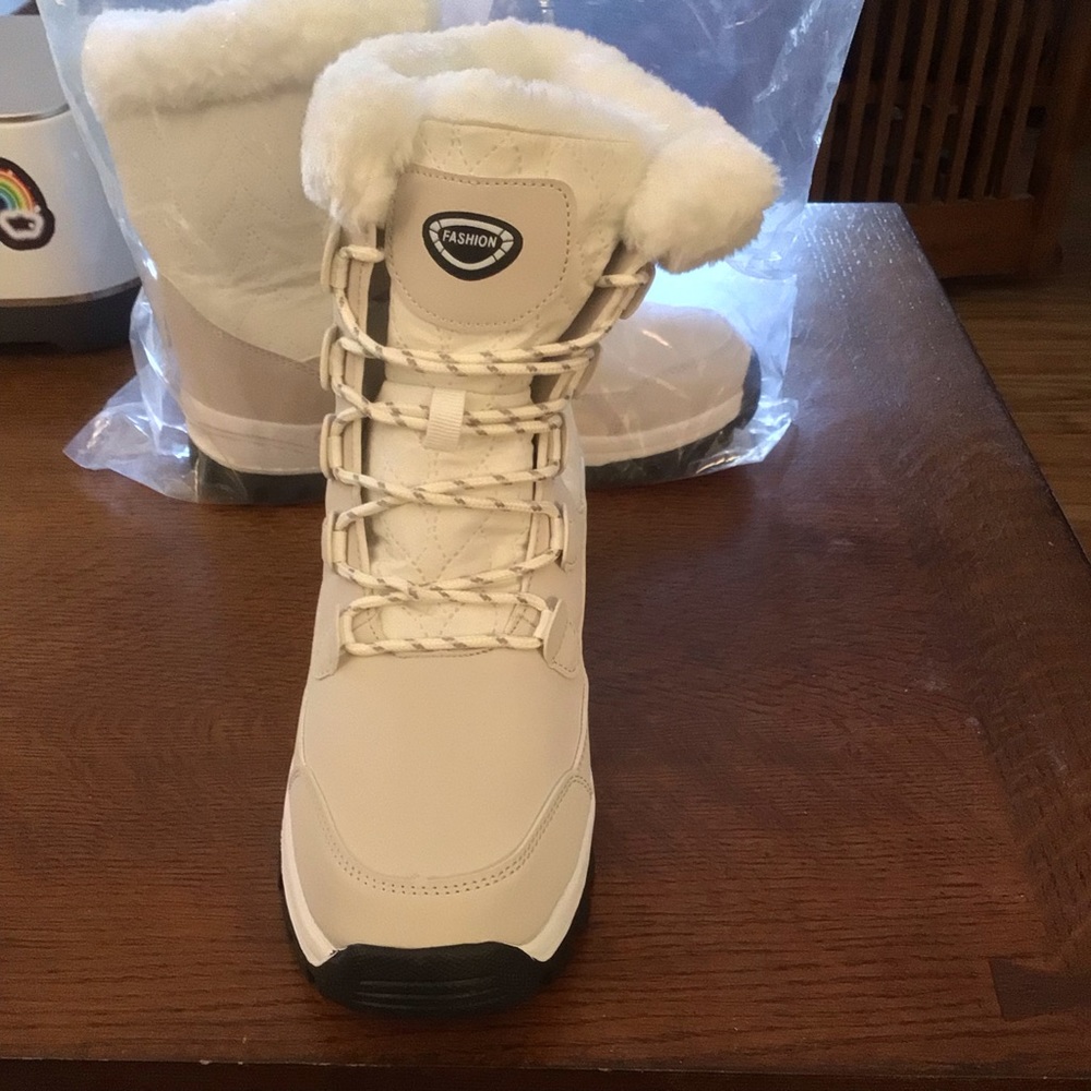 OCW fir lined, anti slip, warm, waterproof ladies winter boots in size 9.5/42.